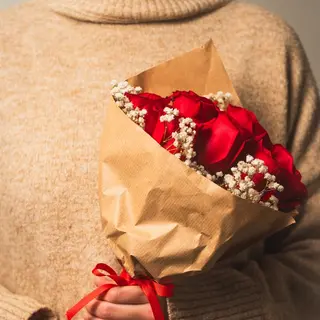 Cartucho de rosas-vermelhas