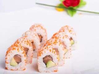 Uramaki Salmón y Aguacate (Tobiko)