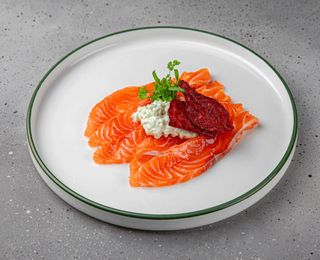 Somon slab sărat cu tartar de castraveți