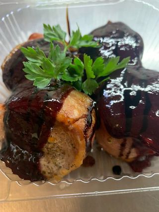 Медальйони в беконі з ягідним соусом (100/20г)