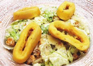 Салата цезар с пържени калмари (400г)