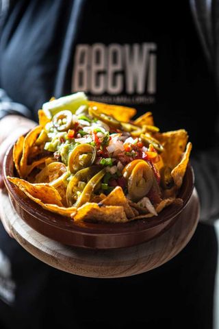 Nachos con guacamole y chili con carne y salsa ranchera y guacamole