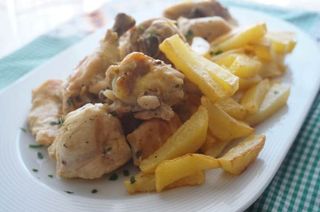 Pollo al ajillo con patatas fritas