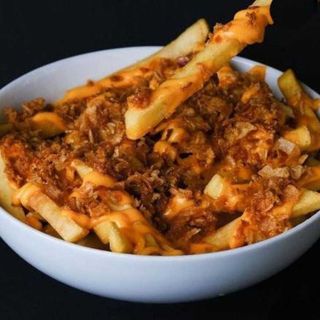 Batata Frita com Queijo Cheddar e Cebola Frita e Cebolinho: