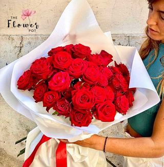 Bouquet rose rosse con 30 rose rosse a stelo lungo e inCarto bianco