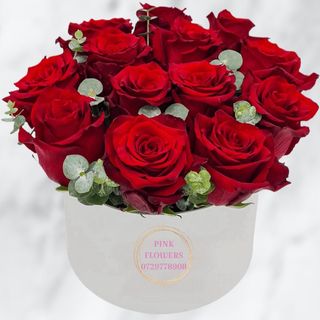 Cutie 13 cu trandafiri rosii si eucalipt