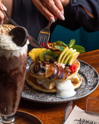 Panqueca de Frutas, logurte, Canela e Mel