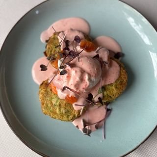 Оладки з цукіні під вершковим соусом