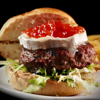 Hamburguesa cabra y patatas fritas