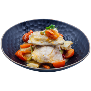 File de lup de mare înăbuşit cu legume la tigaie