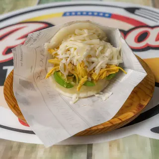 Arepa De Pollo, Queso Y Piña 