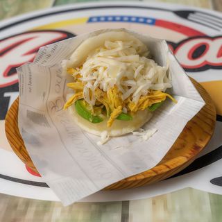 Arepa De Pollo, Queso Y Piña 