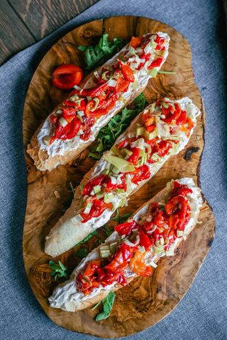 Brusketi sa pečenom paprikom i namazom od sira