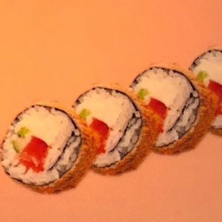  101 Maki de tempura salmón con aguacate y queso (8 pzs.)