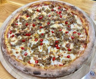 საფირმო ფანტაზია 8 ნაჭრიანი (მეგრული შებოლილი კუპატის პიცა თეთრ ცომზე).