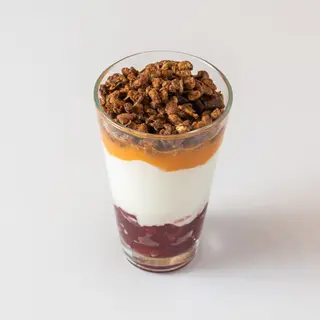 Jogurt z owocami i granolą