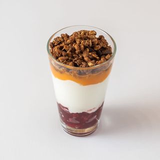 Jogurt z owocami i granolą