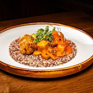 Buddha bowl cu quinoa, broccoli și sos tofu cu ciuperci