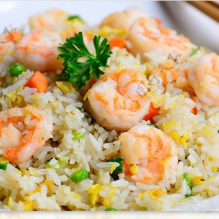 Riso saltato con gamberi e verdure miste 虾仁炒饭