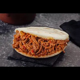 Arepa de carne mechada