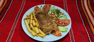 Шницел от мляно месо с гарнитура салата (400г)