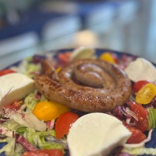 Salsiccia e contorno in insalata