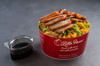 Rata crocanta cu salata de varza si orez prajit