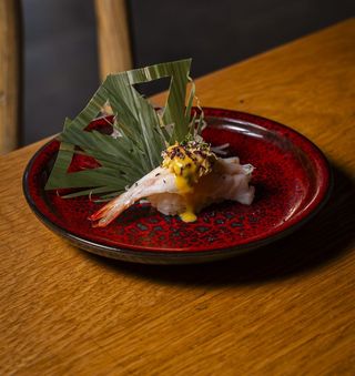 Nigiri Ebi con reventado de Cangrejo