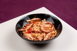 Пшенична локшина Стір-Фрай з куркою та овочами (240г)