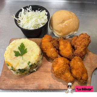 Aripioare picante și orez cu legume