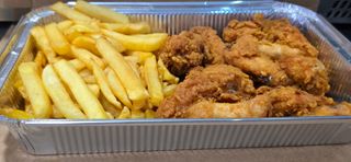 Порция Пържени Пилешки Крилца (10 броя) с картофки и сос (1000г)