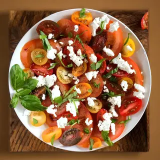 Salata Caprese cu mix de rosii bio romanesti si feta vegetala - vegan / fara gluten
