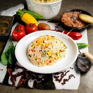 Жареный рис с овощами