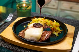 Bife com queijo da serra, redução de vinho do porto e figo