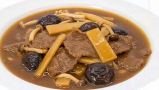Manzo con bambu e funghi