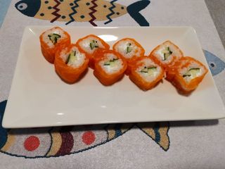 Rollito Fresco De Salmón Con Pepino Y Queso (8 Pzs.)