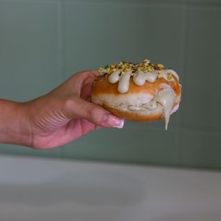 Bombolone Relleno De Crema De Pistacho