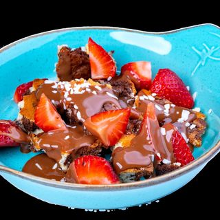 ТРАЙФЪЛ С ТЕЧЕН ШОКОЛАД И СЕЗОННИ ПЛОДОВЕ (180гр)