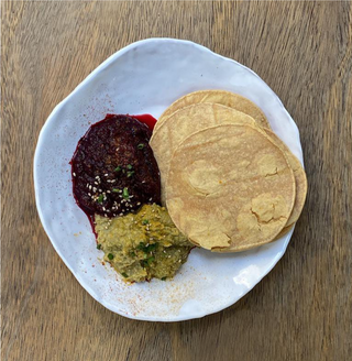 Tapenade De Olivas Verdes Con Cacahuetes Y Hummus De Remolacha