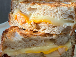 СЕНДВІЧ З СИРОМ ТА КІМЧІ (300г)