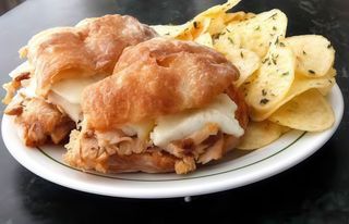 Sandes de Pernil com Queijo da Serra