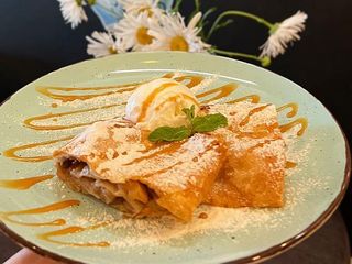 Штрудель яблучний з морозивом (220ml)