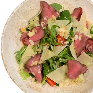 Зелений салат з ростбіфом та авокадо