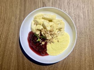 Ліниві вареники з вишнями і вершковим кремом (260g)