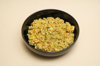 Pirinač sa karijem i piletinom