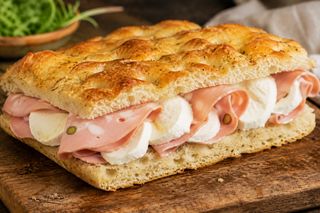09.Focaccia mortadella e mozzarella