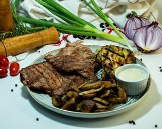 Ceafă de porc la grătar, cartofi copți, ciuperci sote și sos de hrean