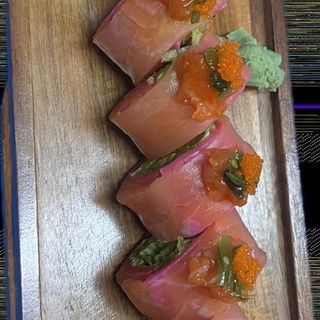 Salmon solo roll (8 pieces) 