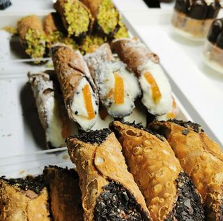 Cannoli artigianali alla ricotta con gocce di cioccolato
