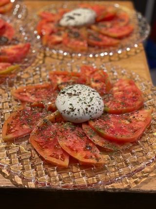 Tomate rosa con burrata trufada.
